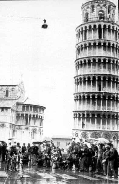 Tappa Pontedera-Pisa del Giro d’Italia 1980, Hinault transita in Piazza dei Miracoli sotto la Torre pendente (Ap)